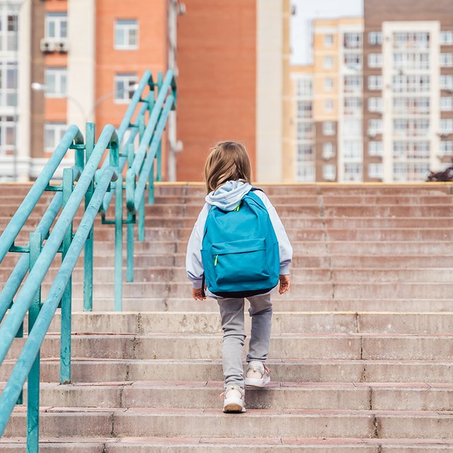 В школу и из школы без родителей: чек-лист, как подготовить к этому ребёнка