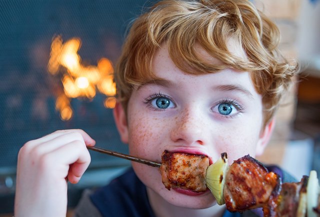 Шашлыки, майонез, газировка: можно ли детям «вредную» пищу и как правильно ее есть