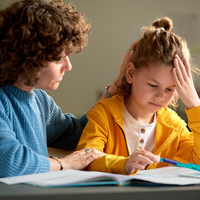 4 совета психолога, как помогать детям с домашкой (но не делать работу за них)