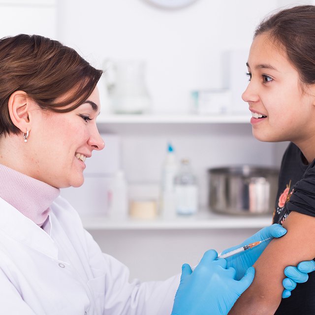 Хочу сделать 11-летней дочери привику против ВПЧ: не поздно ли?