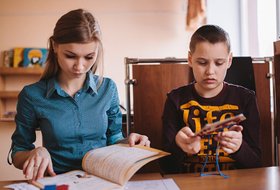 Обложка «А вдруг нас выгонят?» Почему родители детей с РАС молчат о насилии и травле в школах