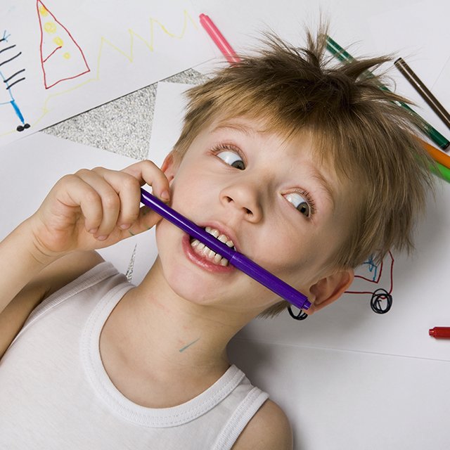 Что делать, если ребёнок грызёт ручки и карандаши?