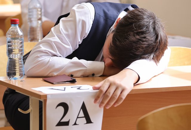 Одиннадцатиклассник не сдал ЕГЭ: какой документ должна ему выдать школа?