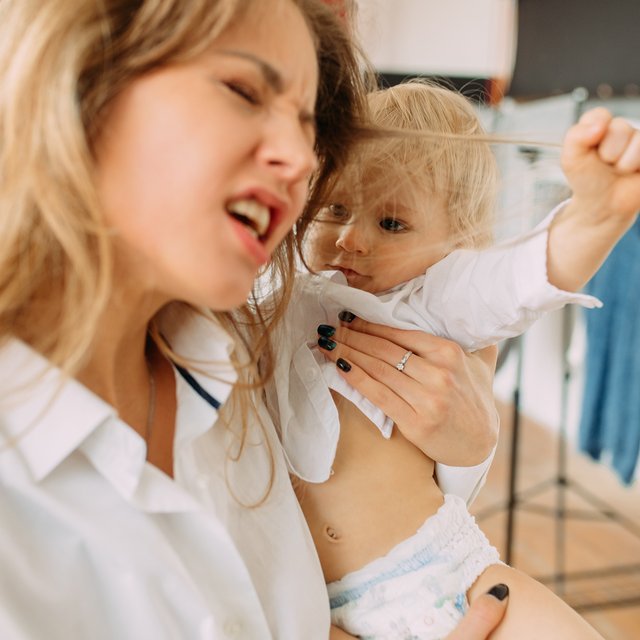 Ребёнок постоянно дёргает меня за волосы. Что делать?