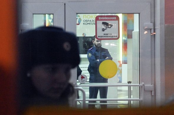 4 февраля 2025 года. Красноярск. Сотрудники полиции в здании школы, где ученица 8-го класса устроила поджог, а также напала на учителя и одноклассников с молотком. © Илья Наймушин / РИА Новости