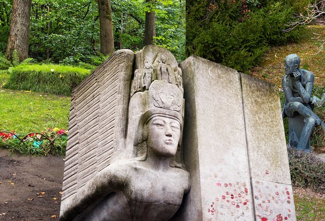 У Толстого зацелованный обелиск или неприметный холмик? Тест: угадайте писателя по его могиле