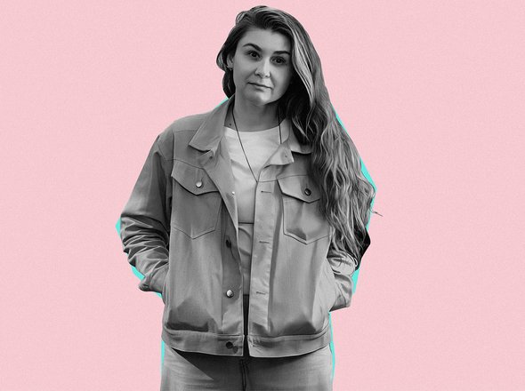 «Сама виновата — в том, что хотела выжить». История стендап-комика Ольги Симоновой — о домашнем насилии и убийстве мужа