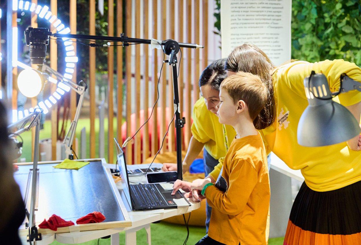 Мастер-классы в рамках «Лаборатории анимации»: мальчик в оранжевой кофте стоит за компьютером