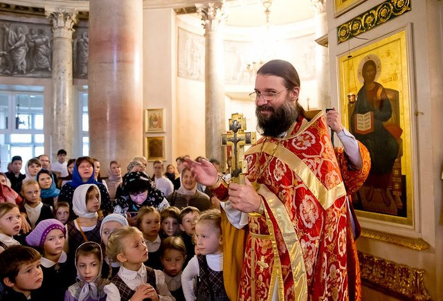 «Нельзя путать добро и жалость». Директор приходской школы и отец 10 детей — о воспитании