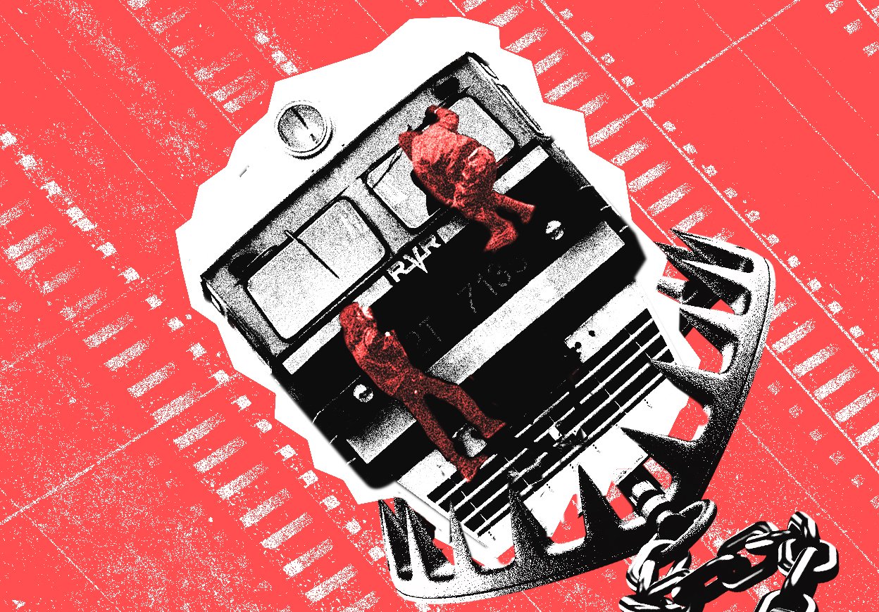 Молодые люди, называющие себя «электричкерами» или «зацеперами», прицепляются к последнему вагону электропоезда