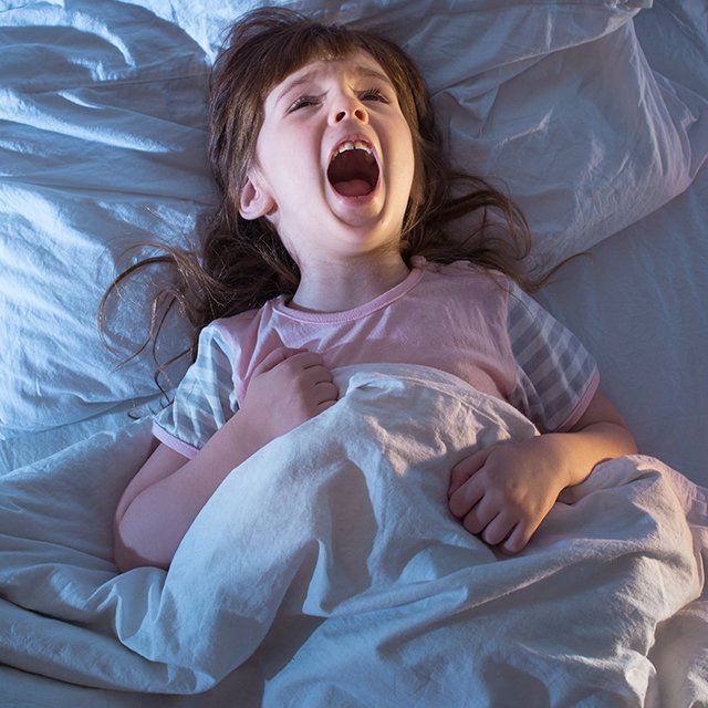 Монстры под кроватью, клоуны и пауки: как не превратить детские страхи в фобии