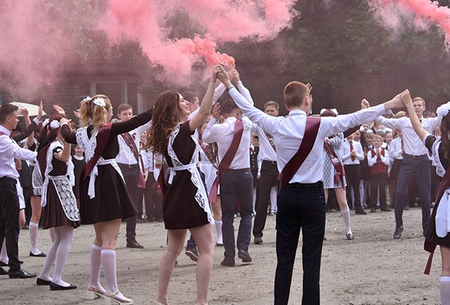 Как отметили последний звонок в городах России и что такое научные стендапы (для школьников!)