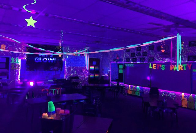 День неона: идея для яркого школьного праздника, которую оценят все