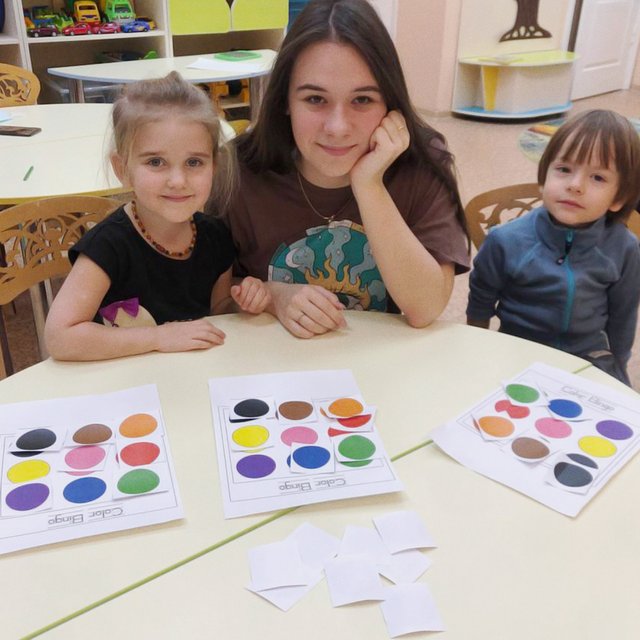 «Английский им в целом по барабану». Как 16-летняя школьница ведёт уроки у малышей — по своей методике