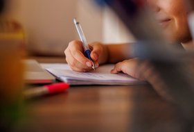 Обложка «Ответственность выматывает»: как мама ребенка с РАС забрала дочь из школы и стала учить ее сама