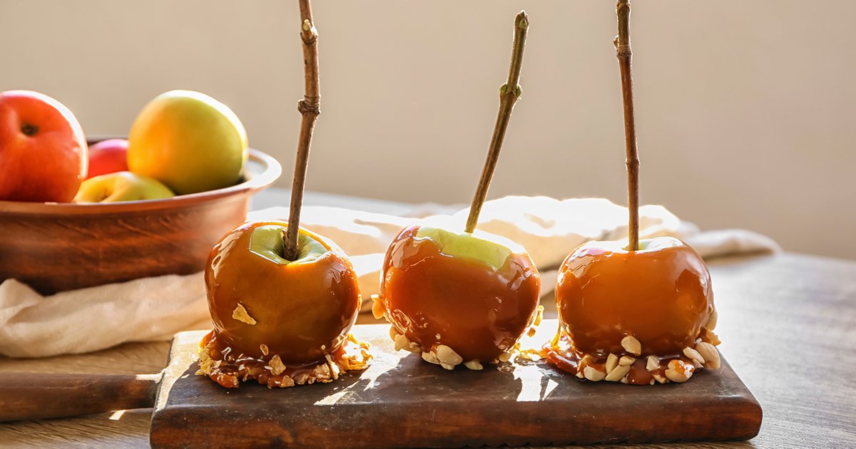 Яблоки в карамели на палочке: десерт, от которого дети будут в восторге