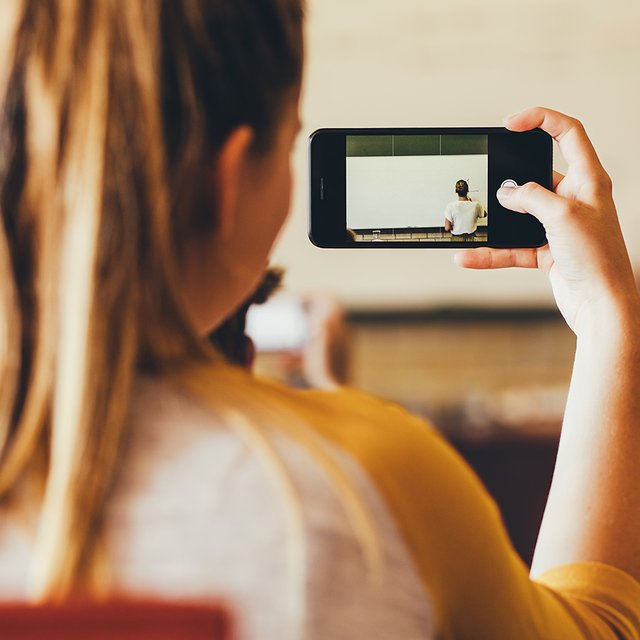 «Фотографировали меня, чтобы сделать мемы». Как жить учителям, если дети постоянно снимают их на смартфон