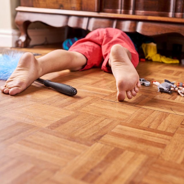 Ребенок не хочет убирать игрушки. Как приучить его к порядку?