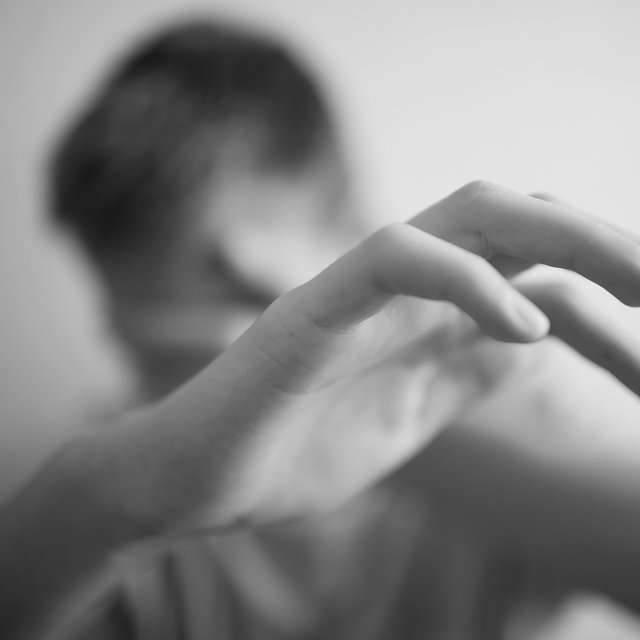 Что делать, если родители орут на меня матом, бьют, не кормят?