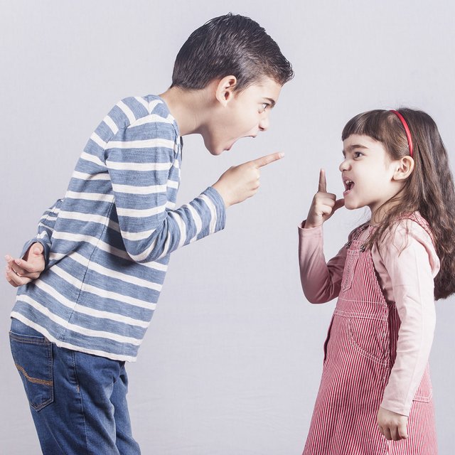 Братья и сёстры разного возраста дерутся друг с другом: как это прекратить