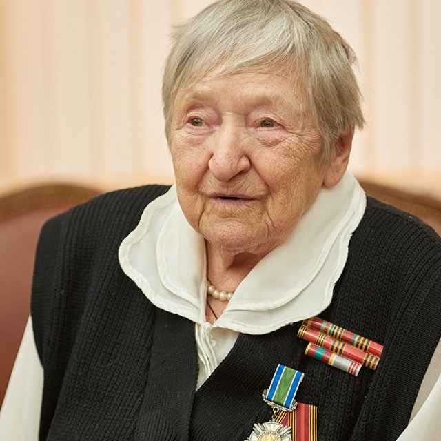 «По утрам все школьники копали окопы». 95-летняя учительница — о войне и работе с детьми