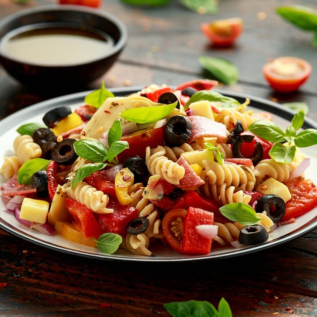 Салаты с макаронами: 3 рецепта, которые точно понравятся детям