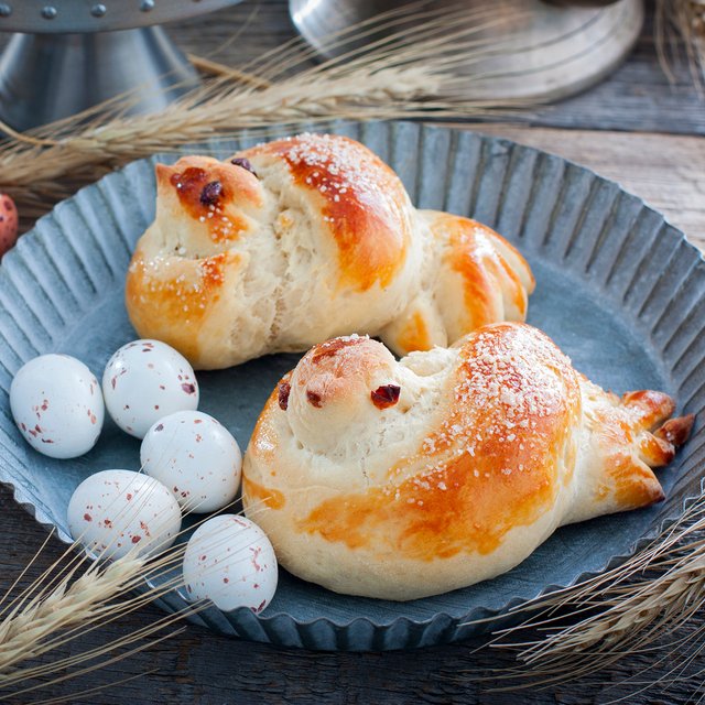 Булочки жаворонки с сюрпризом: простой рецепт самой весенней выпечки