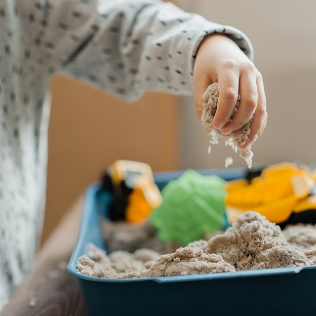 6 периодов развития ребёнка по Монтессори: что важно знать и делать родителям