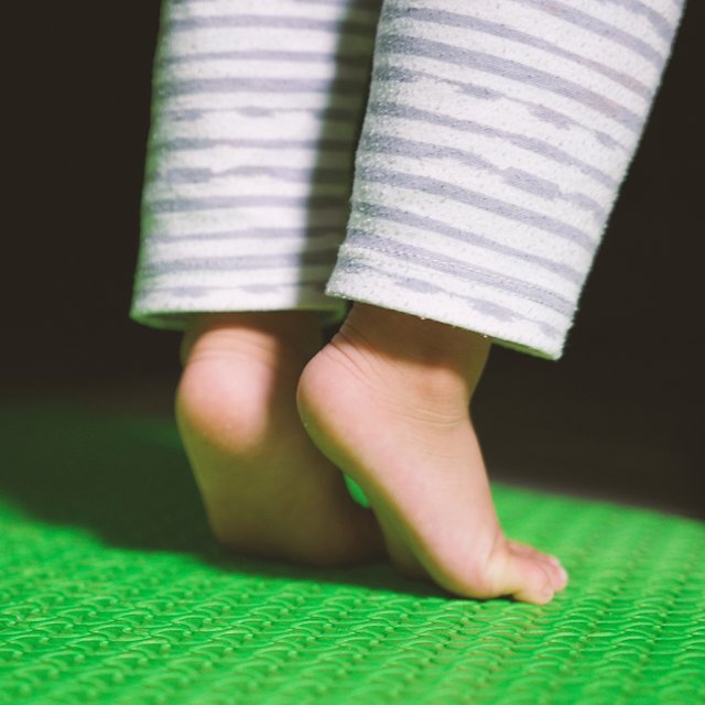 Почему ребёнок постоянно ходит на цыпочках