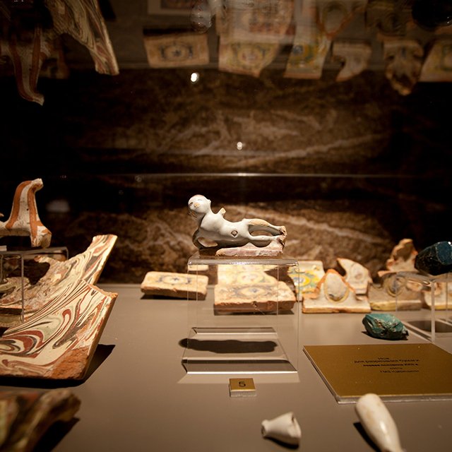 «После школьного курса истории в голове остаётся каша из имён, дат и прочих символов»