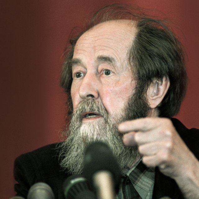 От плохой отметки он мог упасть в обморок. Как учился и учил Солженицын