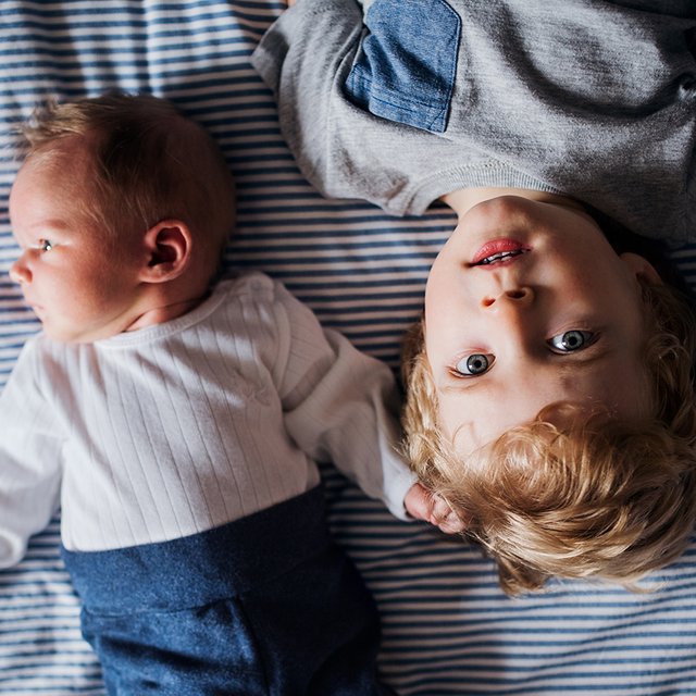 С рождением младшего старший ребенок всё время хочет быть с мамой: что делать?