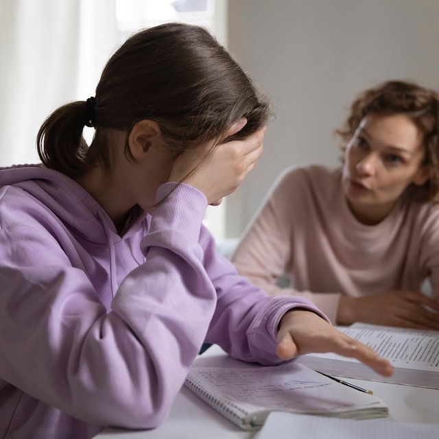 За ручку до пенсии. Как и почему мы стремимся во всём контролировать детей