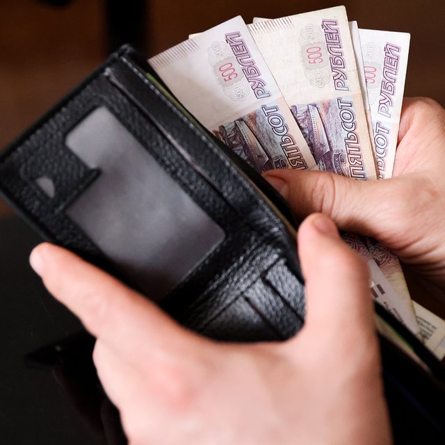 780 руб. в месяц за проверку тетрадей: из чего состоит зарплата учителей и как они живут на эти деньги