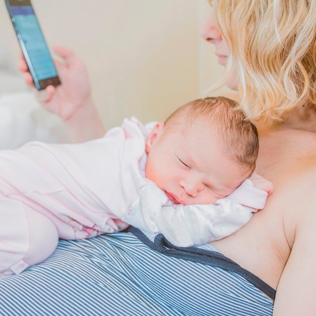 Могут ли какашки быть зелеными и нормально ли, что ребенок часто икает: 15 вопросов про здоровье младенцев, которые волнуют родителей