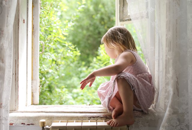 Захожу в комнату и вижу, что ребёнок стоит на подоконнике. Как себя вести?