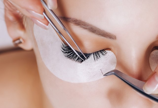 «Наращенные ресницы» или «нарощенные»? Как пишется это слово и где в нем ударение