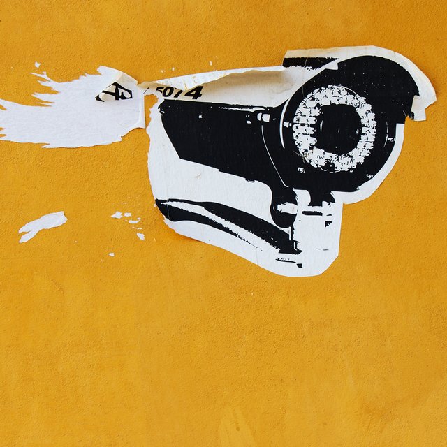 В школьном туалете стеклянные двери, и камеры всё снимают: законно ли это?