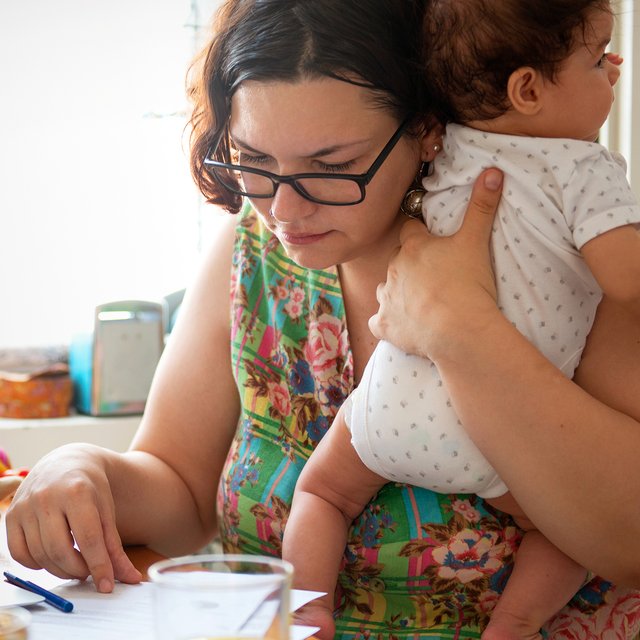 «Чем больше детей, тем выше риск скатиться в бедность»: почему матерям постоянно не хватает денег