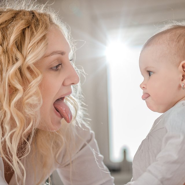У младенца белый налёт на языке и запах изо рта. Что происходит и надо ли это лечить