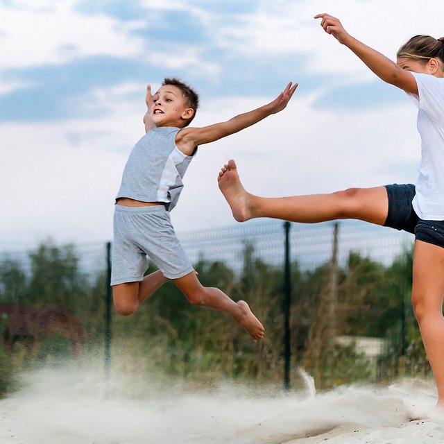 Брат с сестрой постоянно ругаются. Как наладить отношения между ними?