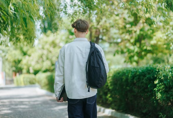 Старшеклассник с рюкзаком. Профориентация. Что делать после 9 класса. учеба, образование, студент, молодой, книга, ребенок, изучение, школьник, подросток, прогулка, белая рубашка, мальчик, деревья, мирный, молодежь, весна, тропинка, один, рутина, свобода, листья, школа, академический, прогулка, повседневный, солнечный, парк, знание, подросток, вид сзади, тротуар, зеленый, путешествие, природа, кампус, подросток, образ жизни, утро, на открытом воздухе, листва, городской, рюкзак, ежедневно, школьный двор, движение, мужчина, старшая школа;