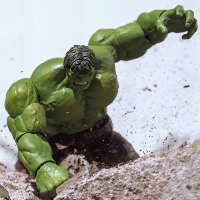 Ребёнок играет в жестокие игры с куклами: они «дерутся» и «убивают» друг друга. Это нормально?