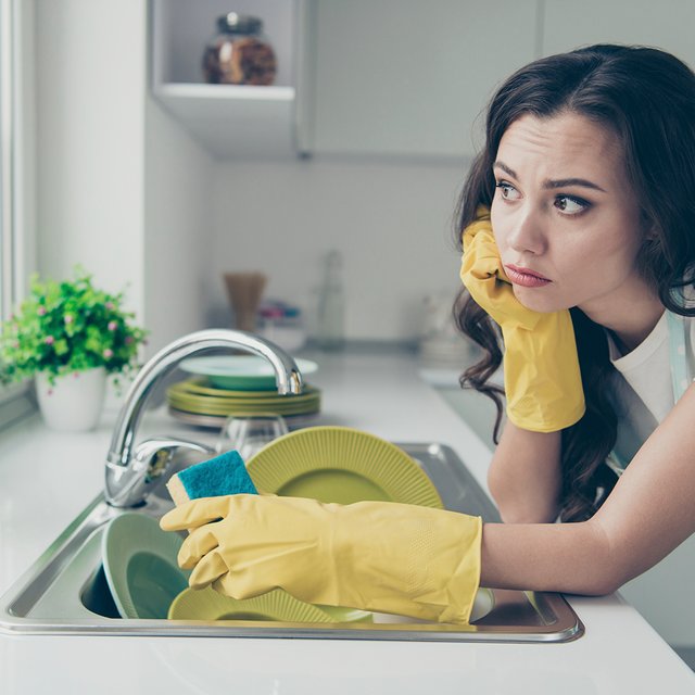 «Но посуду я мыть не буду!». Почему вовлечённое отцовство во многом остаётся мифом