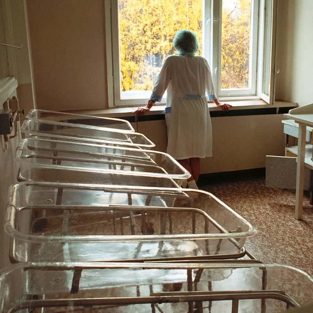 На роды за 1700 километров? Правда ли в России массово закрывают роддома