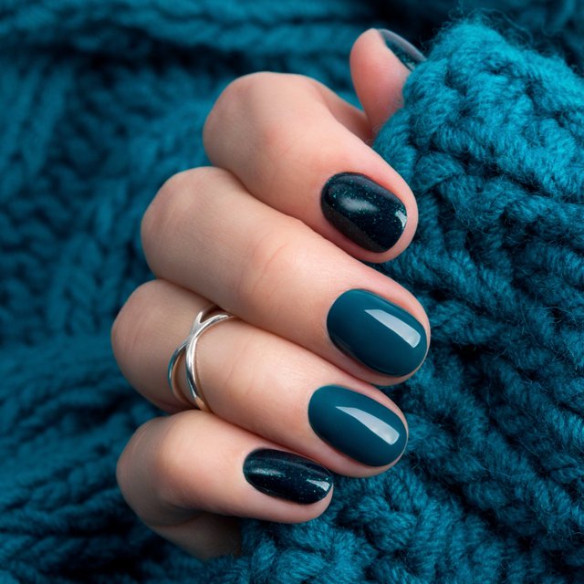 На ноготочки — к «маникюрщице» или к «маникюрше»? Рассказываем, как правильно