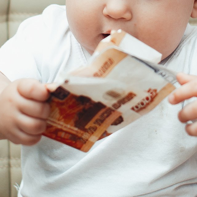 Может ли бабушка платить алименты вместо отца ребенка?