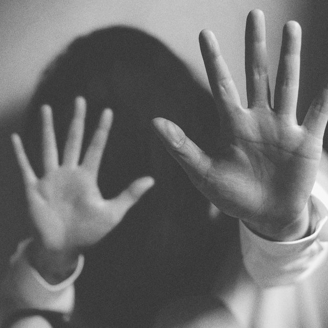 «Прижал меня к стене и попытался раздеть». Школьницы — о домогательствах ровесников