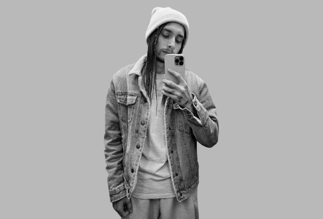 «Чьи-то родители пожаловались на меня за маникюр». Как учитель разочаровался в госшколе и влюбил в себя тикток