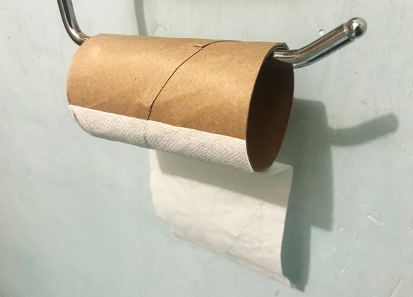 туалет, рулон туалетной бумаги, бумага, крупный план, диспенсер для туалетной бумаги, в помещении, перспектива, туалетная бумага, ванная комната, дом;